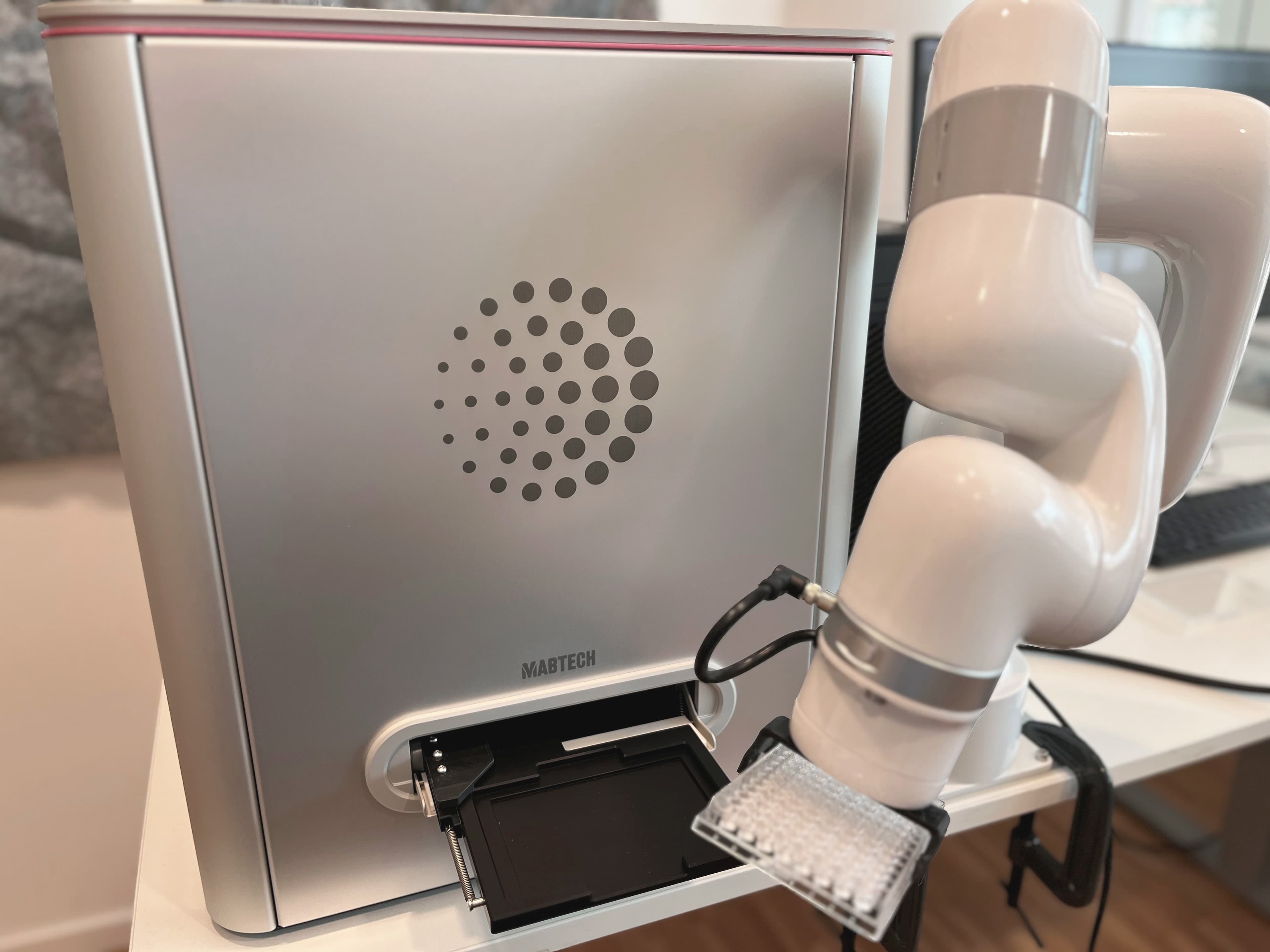 IRIS 2 is compatible with robotic plate loading